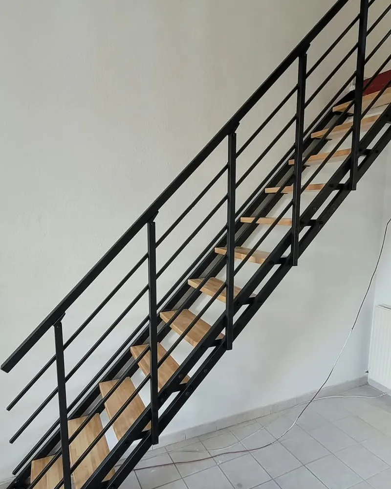 Le nouvel escalier à structure métallique noire, marches en bois et garde-corps à barres horizontales