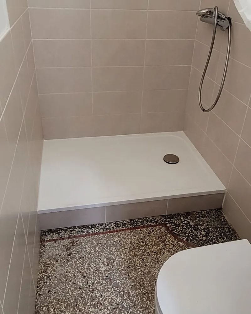 La même douche avec un receveur blanc neuf, intact